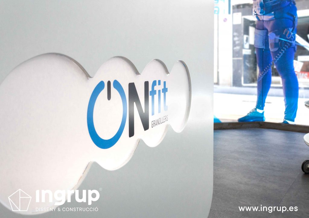 08 rotulacion exterior local comercial gimnasio ingrup estudi diseno construcion granollers barcelona detalle vinilo mostrador retroiluminado impresion rotulo instalacion