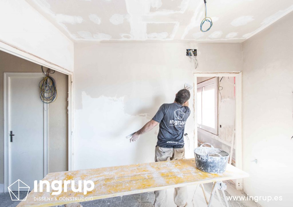 09 obra reforma piso vivienda ingrup estudi diseno construccion operario alisado paredes pladur acabado para pintura