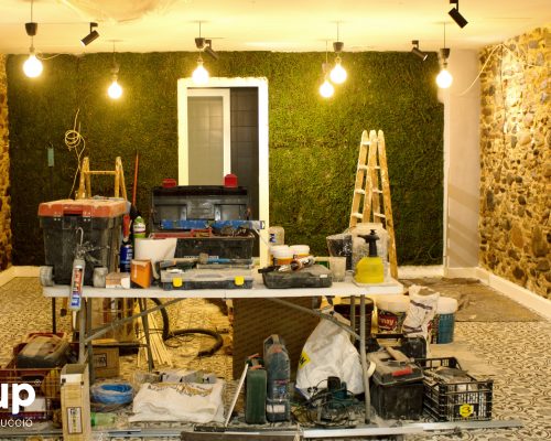 10 ingrup estudi obra y construccion diseno reforma granollers barcelona gastrobar encontros detalle instalacion letras corporeas en pared de cesped artificial