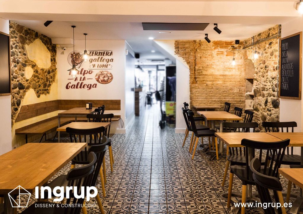 10 ingrup estudi obra y construccion diseno reforma granollers barcelona gastrobar encontros entrada comedor con mobiliario y vinilos
