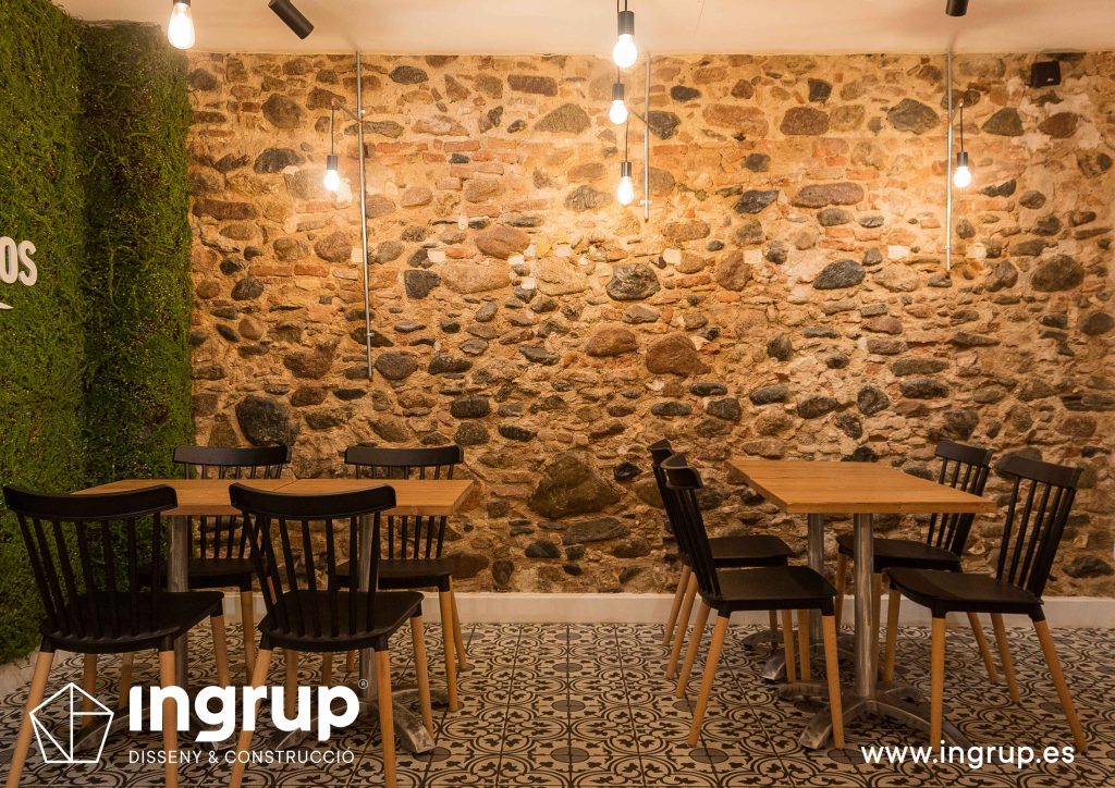 12 ingrup estudi obra y construccion diseno reforma granollers barcelona gastrobar encontros comedor detalle mesas pared piedra iluminacion