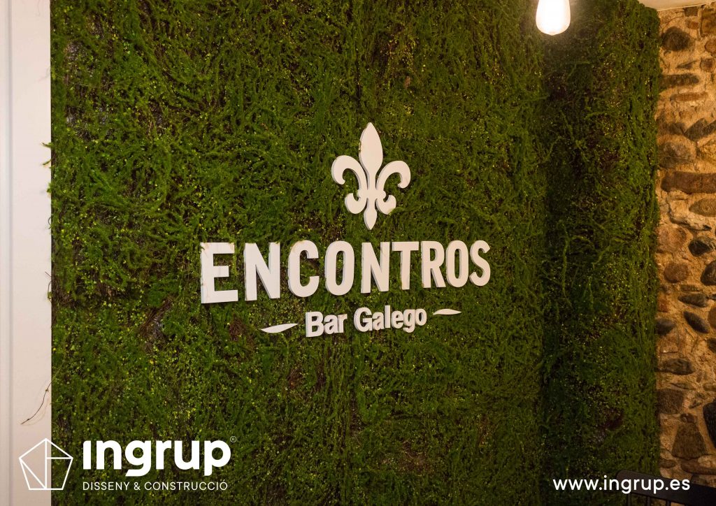 14 ingrup estudi obra y construccion diseno reforma granollers barcelona gastrobar encontros detalle rotulacion corporeas pvc blanco jardin vertical
