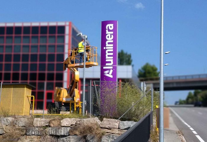 22 rotulacion slider ingrup estudi diseno construccion retail granollers barcelona corporeas vinilos led retroiluminacion cajon luminoso madera pvc metacrilato rotulos