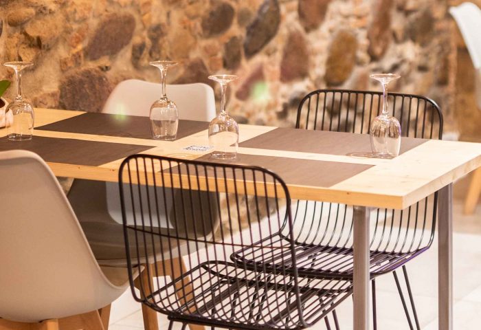 23 diseno mobiliario a medida ingrup estudi granollers barcelona construccion retail madera estructura hosteleria comercial sillas mesas taburetes barras mostradores stands