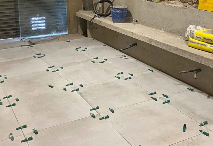 30 colocacion pavimento gres hidraulico porcelanico parquet hormigon impreso microcemento madera maciza ingrup estudio diseno construccion retail instalacion granollers barcelona