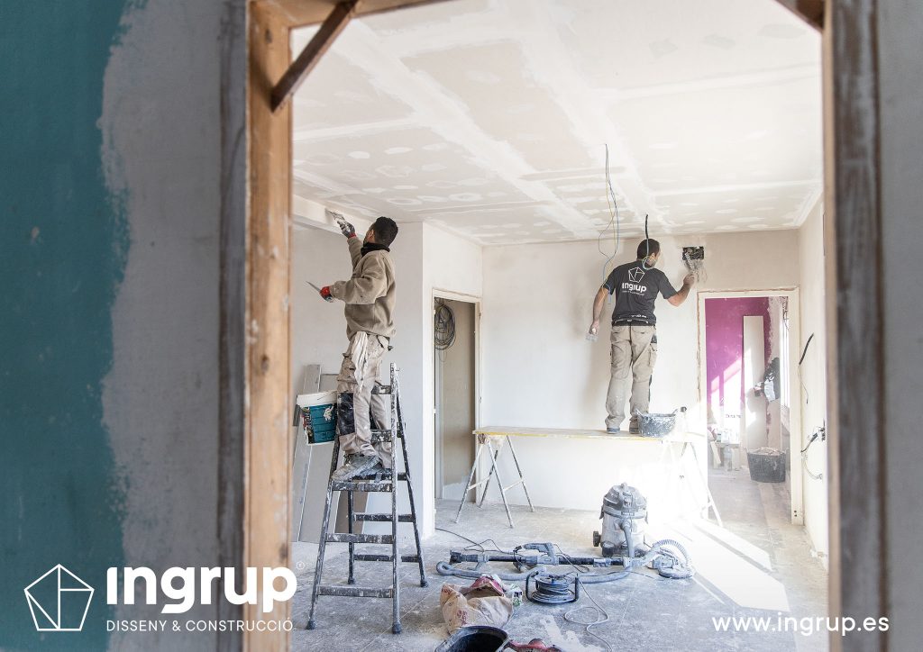 intro reforma piso pladur pintura reforma ingrup estudi diseno construccion granollers operarios alisado paredes techo