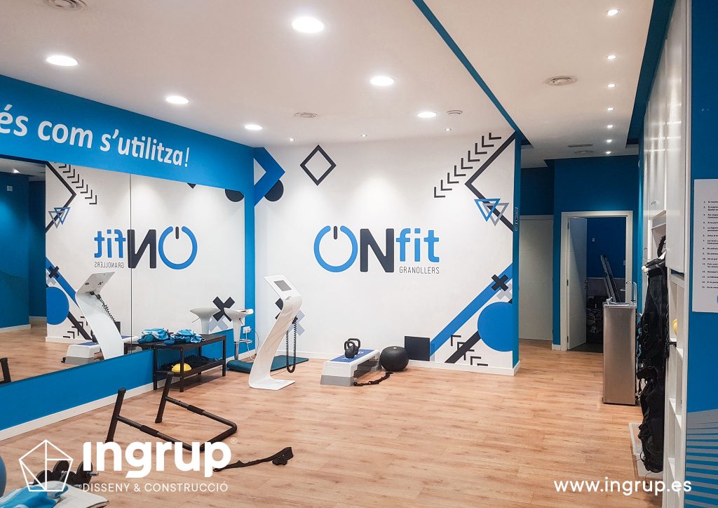 intro rotulacion integral diseno ingrup estudio granollers retail barcelona onfit gimnasio vinilo impresion rotulación instalacion corte sala entrenamiento mural