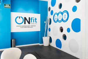 portada rotulacion integral diseno ingrup estudio granollers retail barcelona onfit gimnasio vinilo impresion rotulación instalacion corte