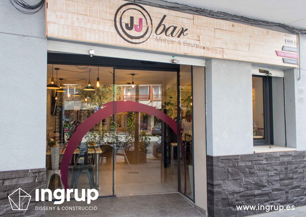 01 entrada nueva rotulo puerta automatica vinilo obra reforma integral interiorismo bar jj ingrup estudi diseno construccion retail rotulacion granollers barcelona