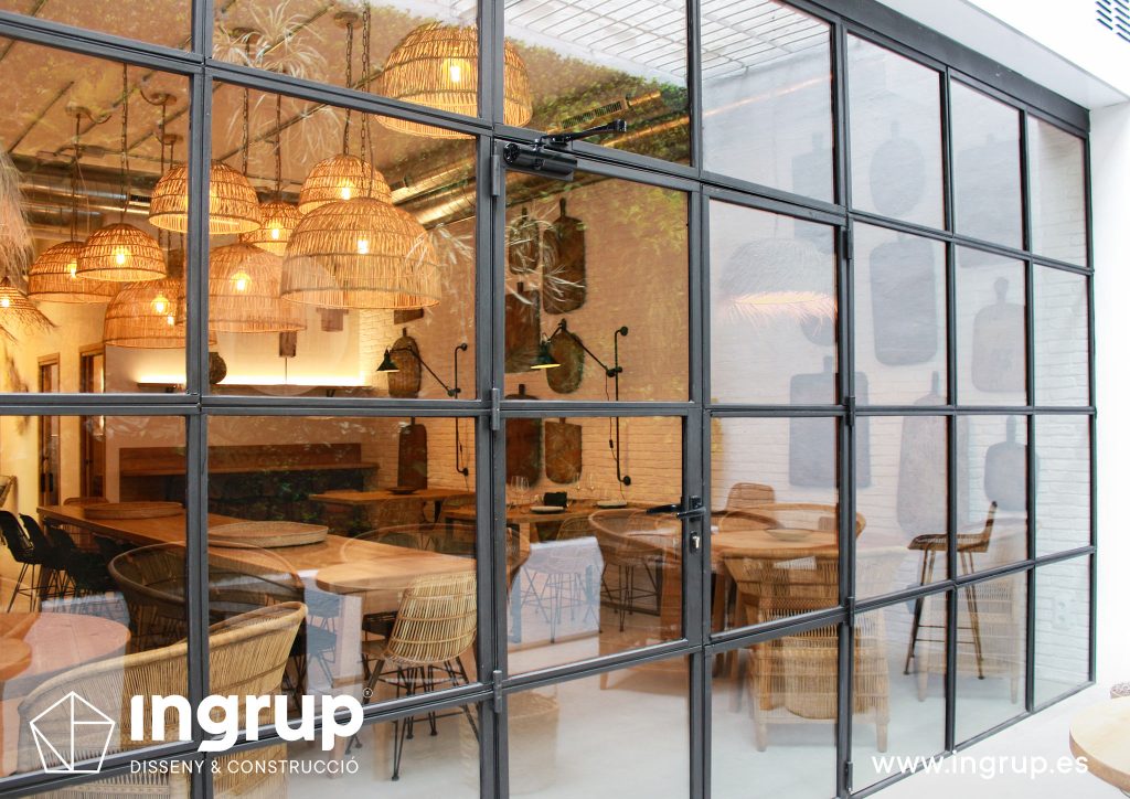 01 intro obra reforma restuarante maro azul fabricacion cristalera con estructura de hierro ingrup estudi granollers barcelona diseno construccion retail