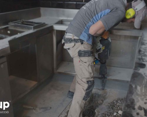 01 proceso construccion apertura de regatas desagues cocina operario ingrup estudi diseno construccion obra reforma