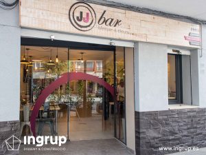 02 despues fachada nueva barjj rotulo luminoso letras corporeas madera puerta automatica vinilo decapadoingrup estudi diseno construccion retail rotulacion granollers