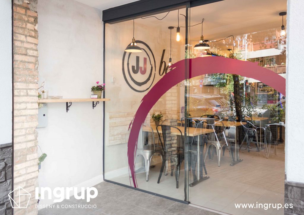 02 entrada puerta automatica vinilo obra reforma integral interiorismo bar jj ingrup estudi diseno construccion retail rotulacion granollers barcelona