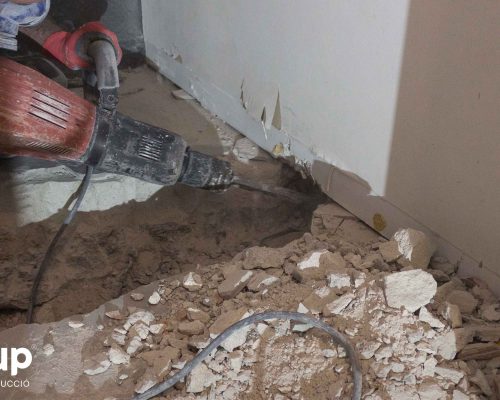 02 proceso construccion apertura de regatas desagues fontaneria tuberia baños wc operario ingrup estudi diseno construccion obra reforma