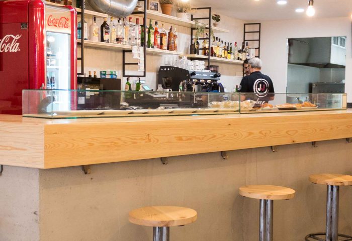 02 slider principal obra reforma interiorismo comercial bar jj barra entrada mobiliario ingrup estudi diseno construccion retail vinilo decoracion iluminacion granollers barcelona