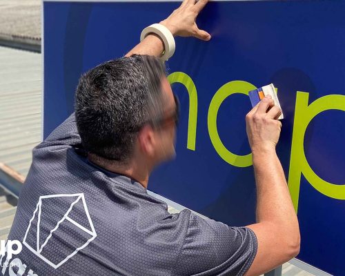 03 operario rotulacion retail vinilos impresion entrada instalaciones deportivas ohapadel ingrup estudi diseno construccion fabricacion instalacion