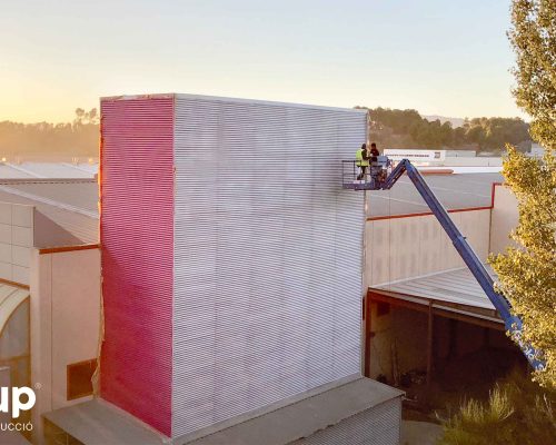 03 rotulación nave industrial aluminera pintura industrial torre letras corporeas gran formato grua elevador operario trabajos en alturaingrup estudi diseno construccion retail granollers barcelona