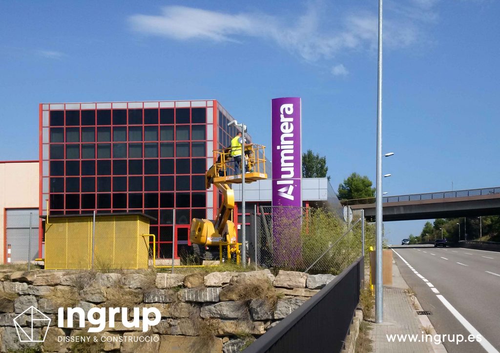 03 rotulación nave industrial aluminera totem gran formato aluminio vinilo impreso instalacion montaje ingrup estudi diseno construccion retail granollers barcelona