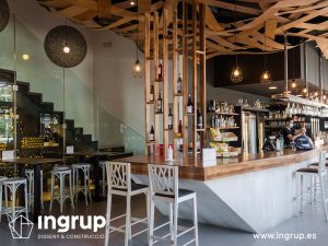 04 depues barra nueva finalizada acabado madera botellero pintura iluminacioningrup estudi diseno construccion obra reforma granollers barcelona