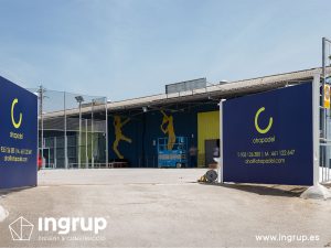 04 despues entrada principal instalaciones deportivas ohapadel rotulacion limpieza vinilo ingrup estudi granollers diseno construccion retail