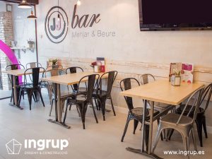 04 despues nueva entrada comedor mobiliario letras corporeas pintura decorativa iluminacion barjj ingrup estudi diseno construccion retail rotulacion granollers