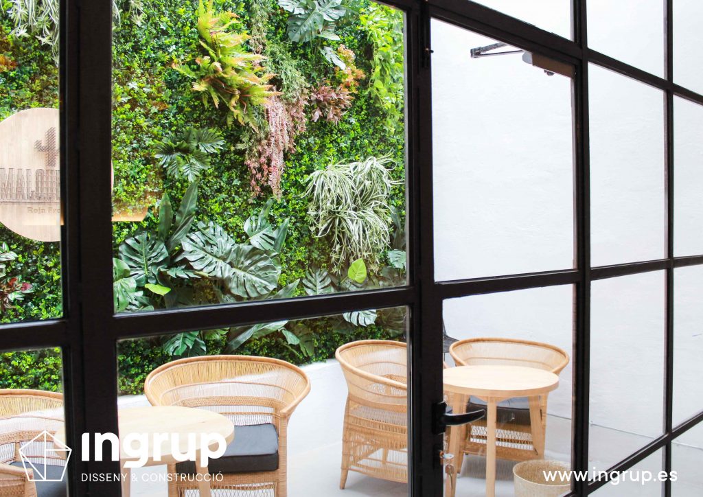04 detalle cristalera estrurctura hierro interiorismo comercial obra reforma comedor interior terraza jardin vertical restaurante maro azul ingrup estudi diseno construccion retail granollers barcelona