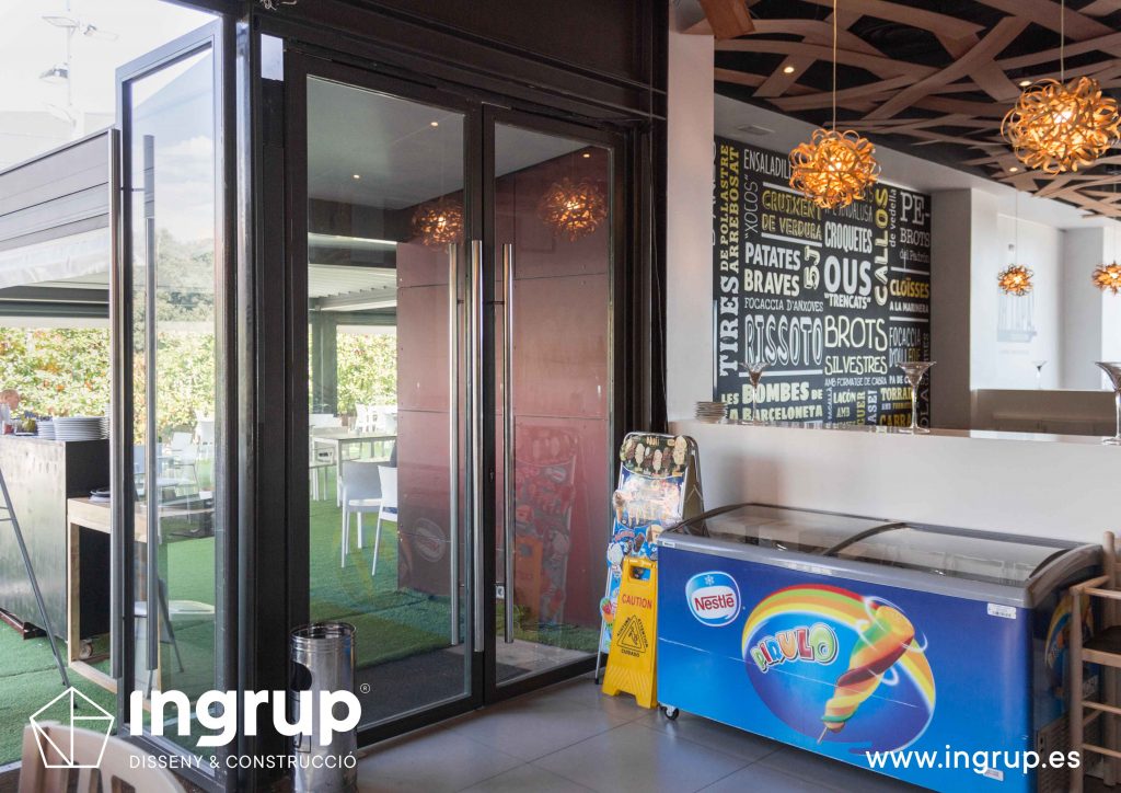 04 nueva puerta entrada restaurante ohtapa ingrup estudi diseno construccion granollers barcelona reforma cerramiento puerta abatible
