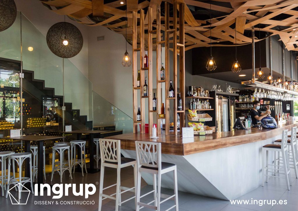 05 nueva barra restaurante ohtapa ingrup estudi diseno construccion obra reforma barra a medida acabados madera botellero