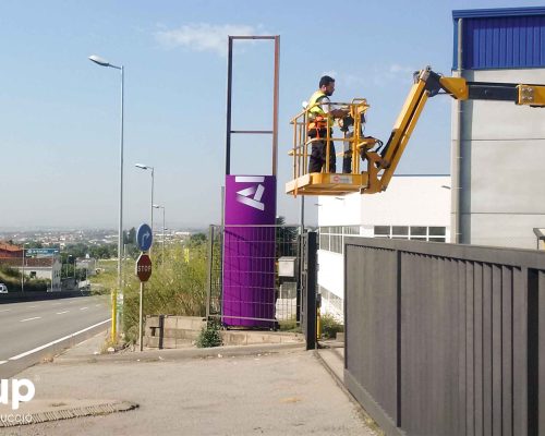 05 rotulación nave industrial aluminera totem entrada vinilo impreso placa aluminio gran formato ingrup estudi diseno construccion retail granollers barcelona