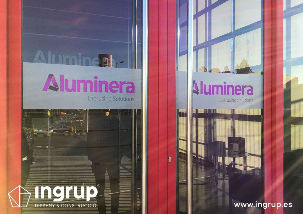 05 rotulación nave industrial aluminera vinilo impreso corte aplicacion marca ingrup estudi diseno construccion retail granollers barcelona