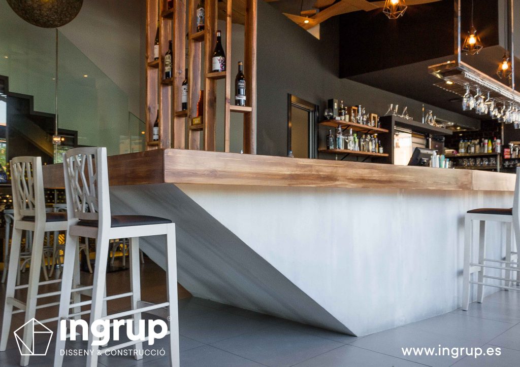 06 detalle acabados nueva barra restaurante ohtapa ingrup estudi diseno construccion obra reforma barra a medida acabados madera botellero pintura iluminacion