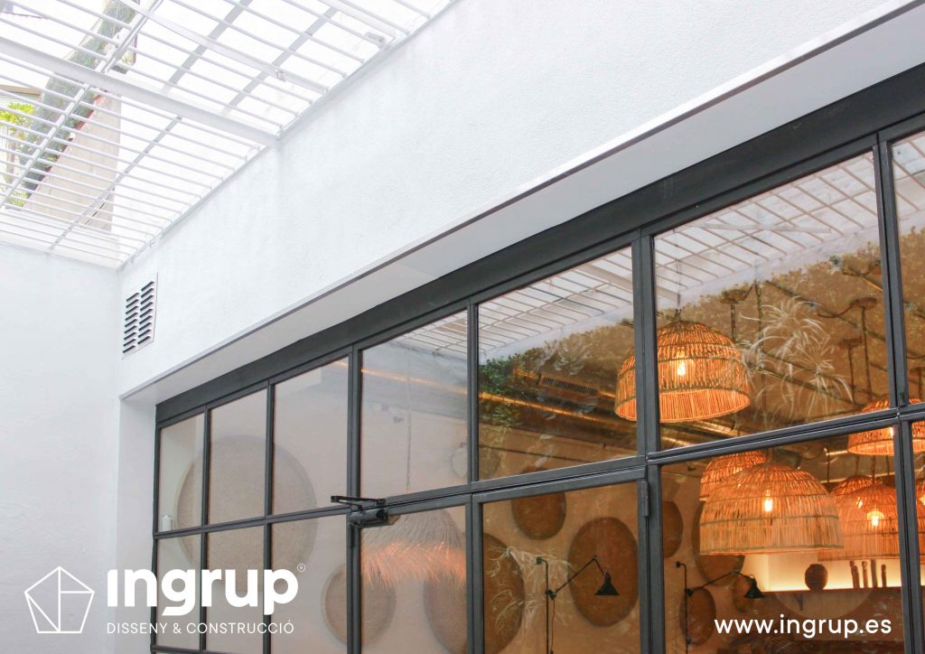 06 detalle cristalera claraboya interiorismo comercial obra reforma comedor interior terraza jardin vertical restaurante maro azul ingrup estudi diseno construccion retail granollers barcelona