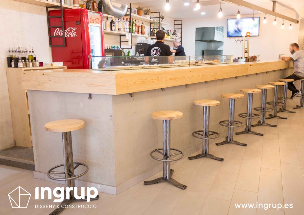 07 barra nueva madera maciza taburetes restauracion iluminacion obra reforma integral interiorismo bar jj ingrup estudi diseno construccion retail rotulacion granollers barcelona