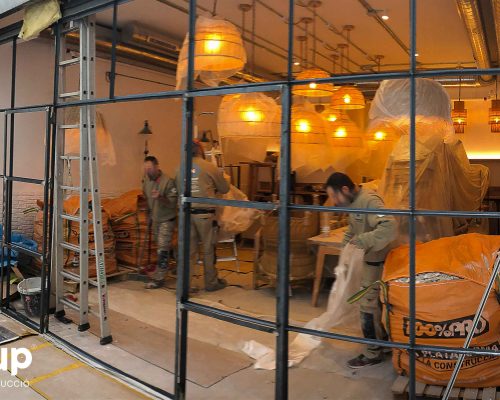 07 construccion fabricación a medida nueva cristalera terraza interior restaurante maro azul operarios ingrup estudi diseno retail granollers barcelona