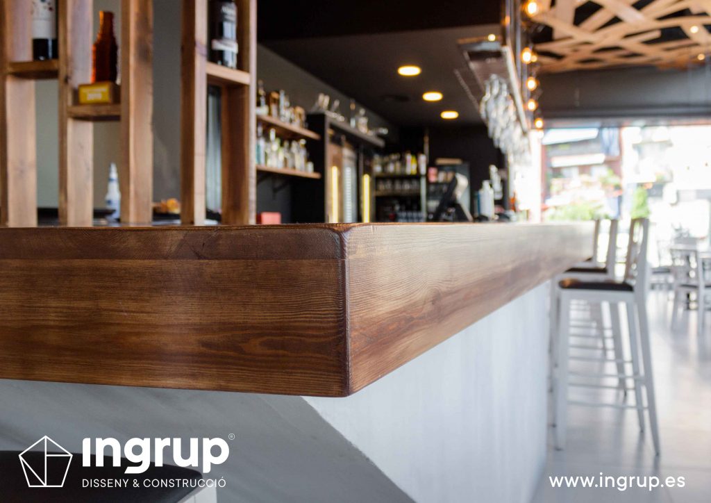 07 detalle acabados sobre madera nueva barra restaurante ohtapa ingrup estudi diseno construccion obra reforma barra a medida acabados madera botellero pintura iluminacion