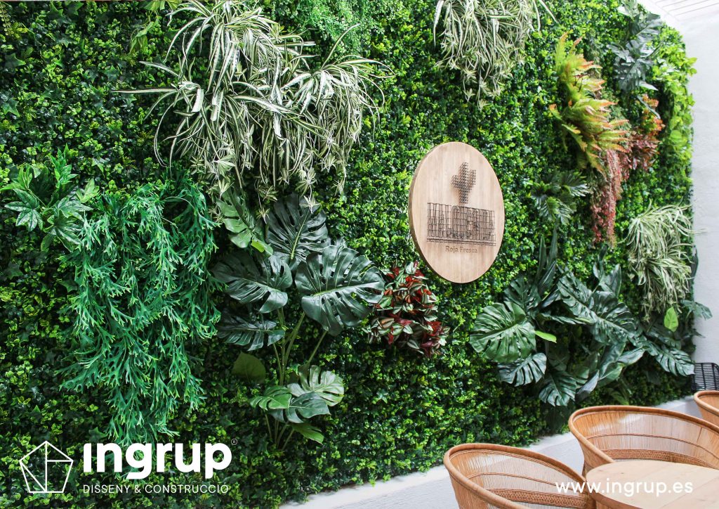 07 detalle jardin vertical artificial interiorismo comercial obra reforma comedor interior terraza jardin vertical restaurante maro azul ingrup estudi diseno construccion retail granollers barcelona