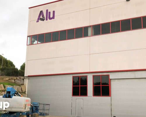 07 rotulación nave industrial aluminera fachada letras corporeas gran formato aluminio vinilo impreso ingrup estudi diseno construccion retail granollers barcelona