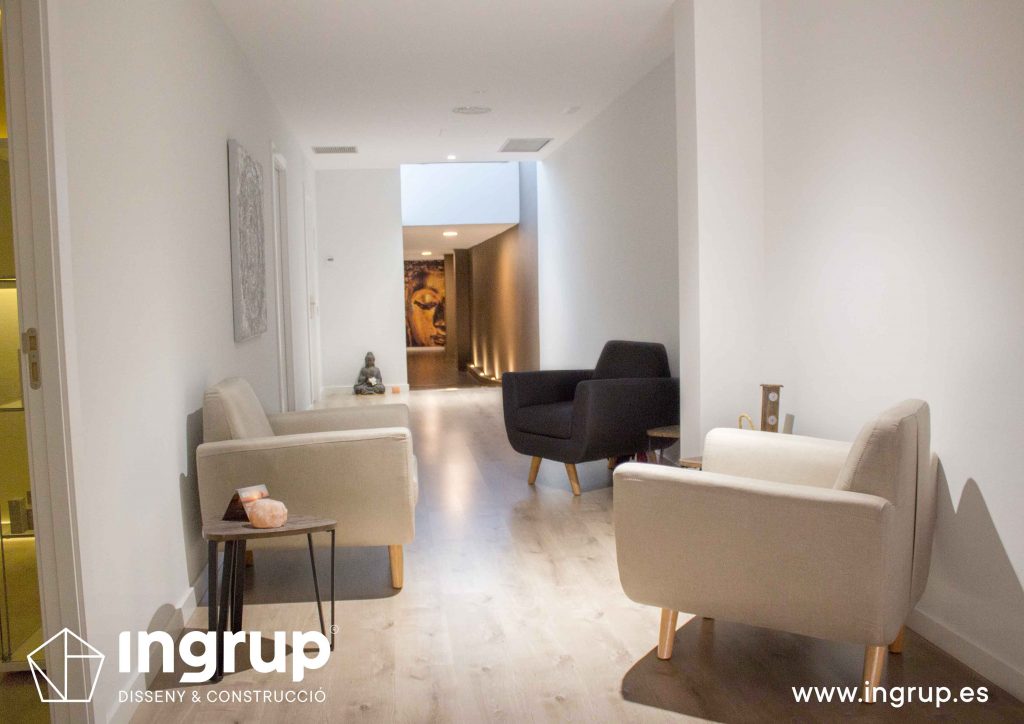 07 sala espera mobiliario parquet pintura decorativa iluminacion interiorismo ingrup estudi diseno construccion retail granollers barcelona