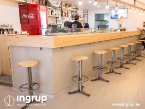08 despues barra nueva sobre madera maciza iluminacion decoracion pintura mobiliario taburetes restaurados barjj ingrup estudi diseno construccion retail rotulacion granollers