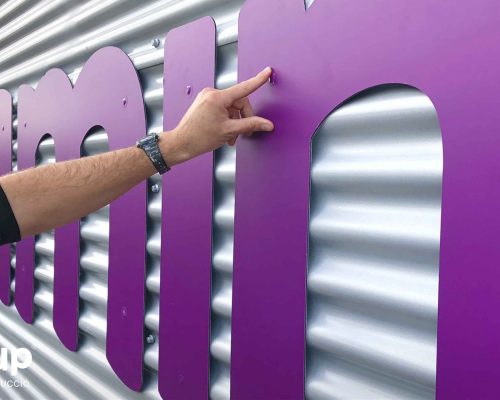 08 detalle operario otulación nave industrial aluminera letras corporeas gran formato aluminio vinilo impreso ingrup estudi diseno construccion retail granollers barcelona