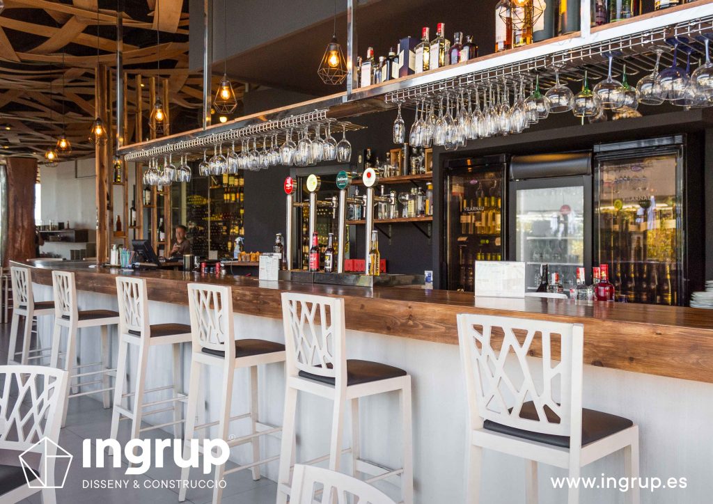 08 nueva barra restaurante ohtapa ingrup estudi diseno construccion obra reforma barra a medida acabados madera botellero suspendido mobiliario pintura iluminacion
