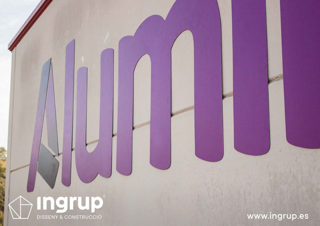 08 rotulación nave industrial aluminera detalle letras corporeas gran formato aluminio vinilo impreso ingrup estudi diseno construccion retail granollers barcelona