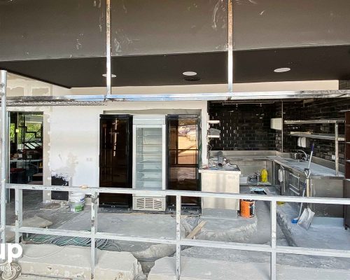 09 colocacion de nuevo botellero suspendido construccion nueva barra restaurante ohtapa ingrup estudi granollers barcelona obra reforma estructura de acero