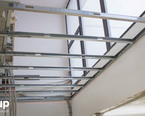 09 colocación techo continuo pladur estrucutra ingrup estudi estudio diseno construccion retail rotulacion granollers barcelona interiorismo