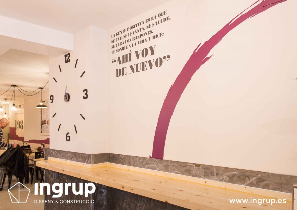 09 decoracion vinilo impresion corte pintura barra madera rotulacion obra reforma integral interiorismo bar jj ingrup estudi diseno construccion retail rotulacion granollers barcelona