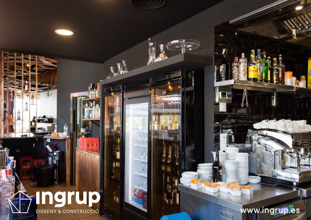 09 detalle contrabarra restaurante ohtapa ingrup estudi diseno construccion obra reforma pladur nevera pintura decorativa
