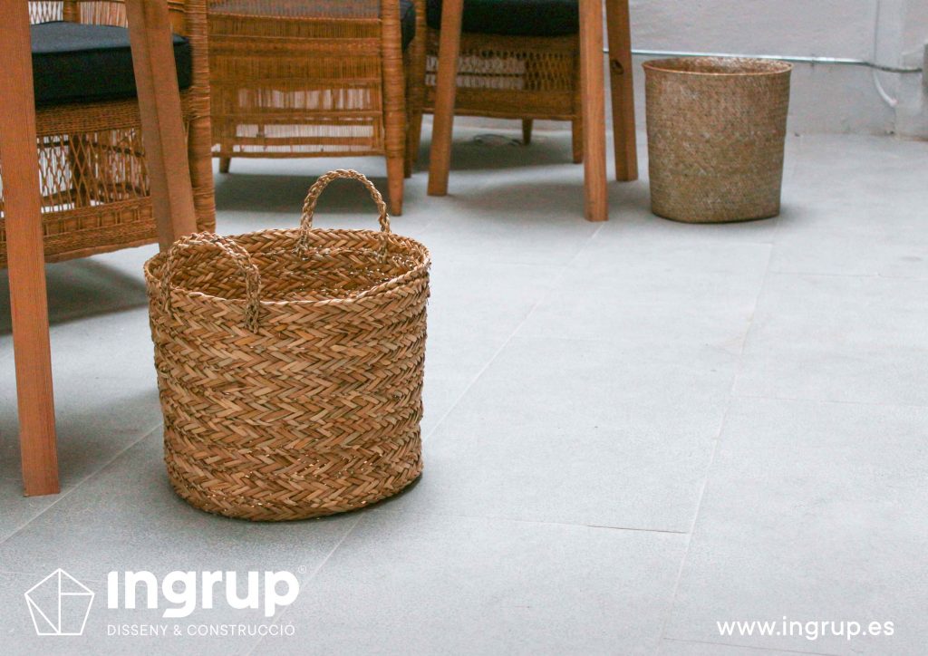 09 detalle decoracion pavimento interiorismo comercial obra reforma comedor interior terraza jardin vertical restaurante maro azul ingrup estudi diseno construccion retail granollers barcelona