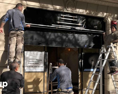09 diseno fabricacion instalación rotulo entrada cajon luminoso led maro azul ingrup estudi granollers diseno construccion retail barcelona