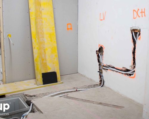 10 aperturas en suelo pared desagues fontaneria lampisteria agua luz desagues ingrup estudi estudio diseno construccion retail rotulacion granollers barcelona interiorismo