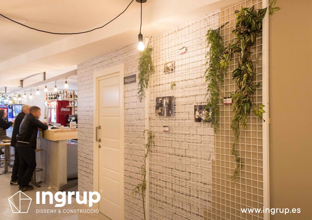 10 detalle decoracion almacen plantas iluminacion puerta vinilo obra reforma integral interiorismo bar jj ingrup estudi diseno construccion retail rotulacion granollers barcelona